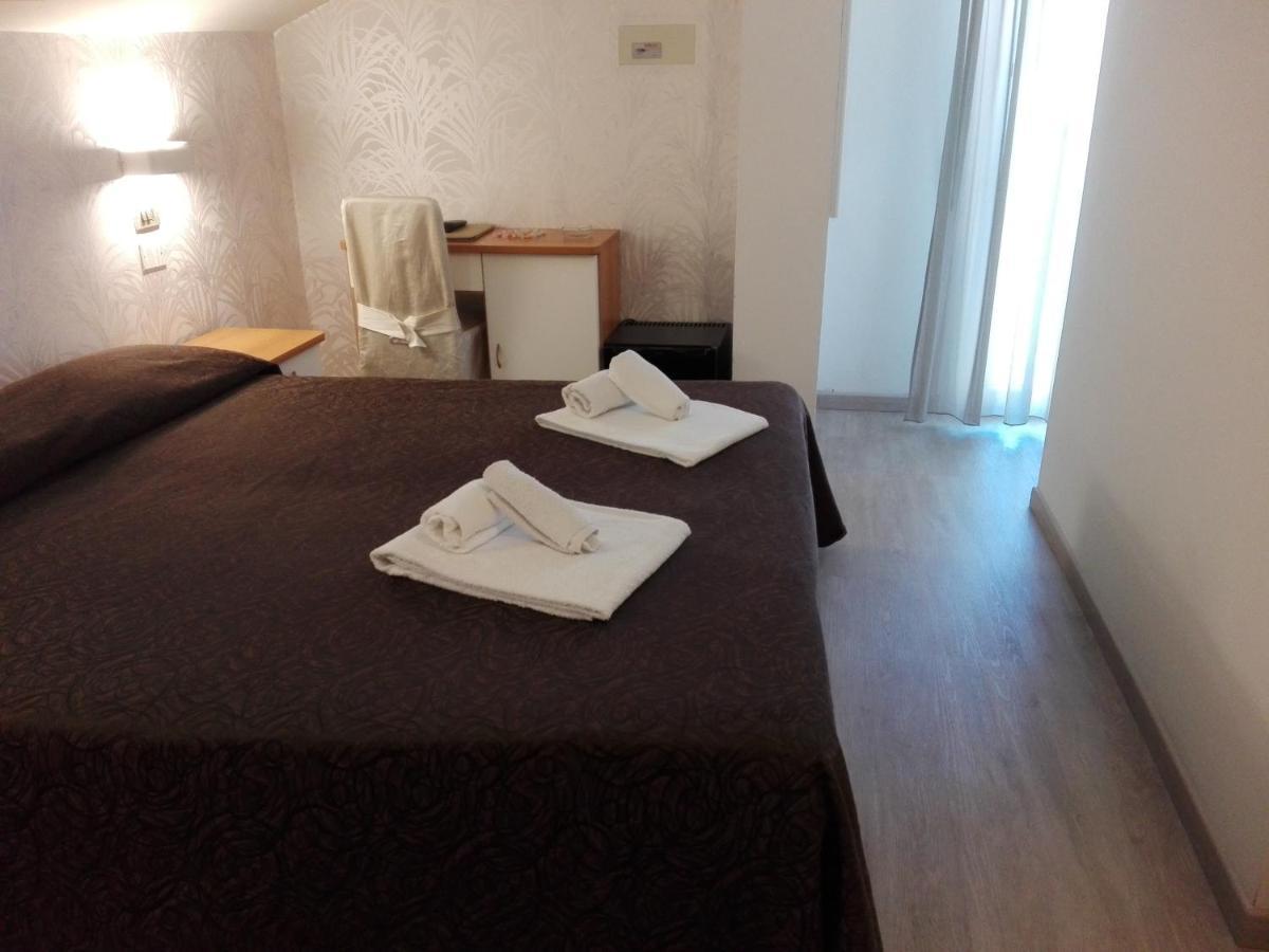 Hotel Ermeti Riccione Buitenkant foto