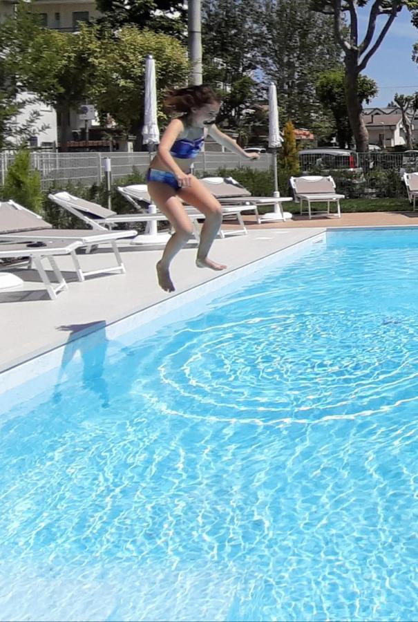 Hotel Ermeti Riccione Buitenkant foto